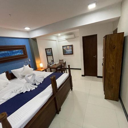 Rush City Hotel Kandy Bagian luar foto