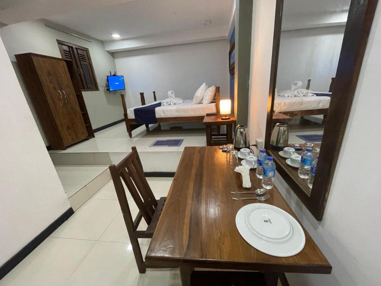 Rush City Hotel Kandy Bagian luar foto