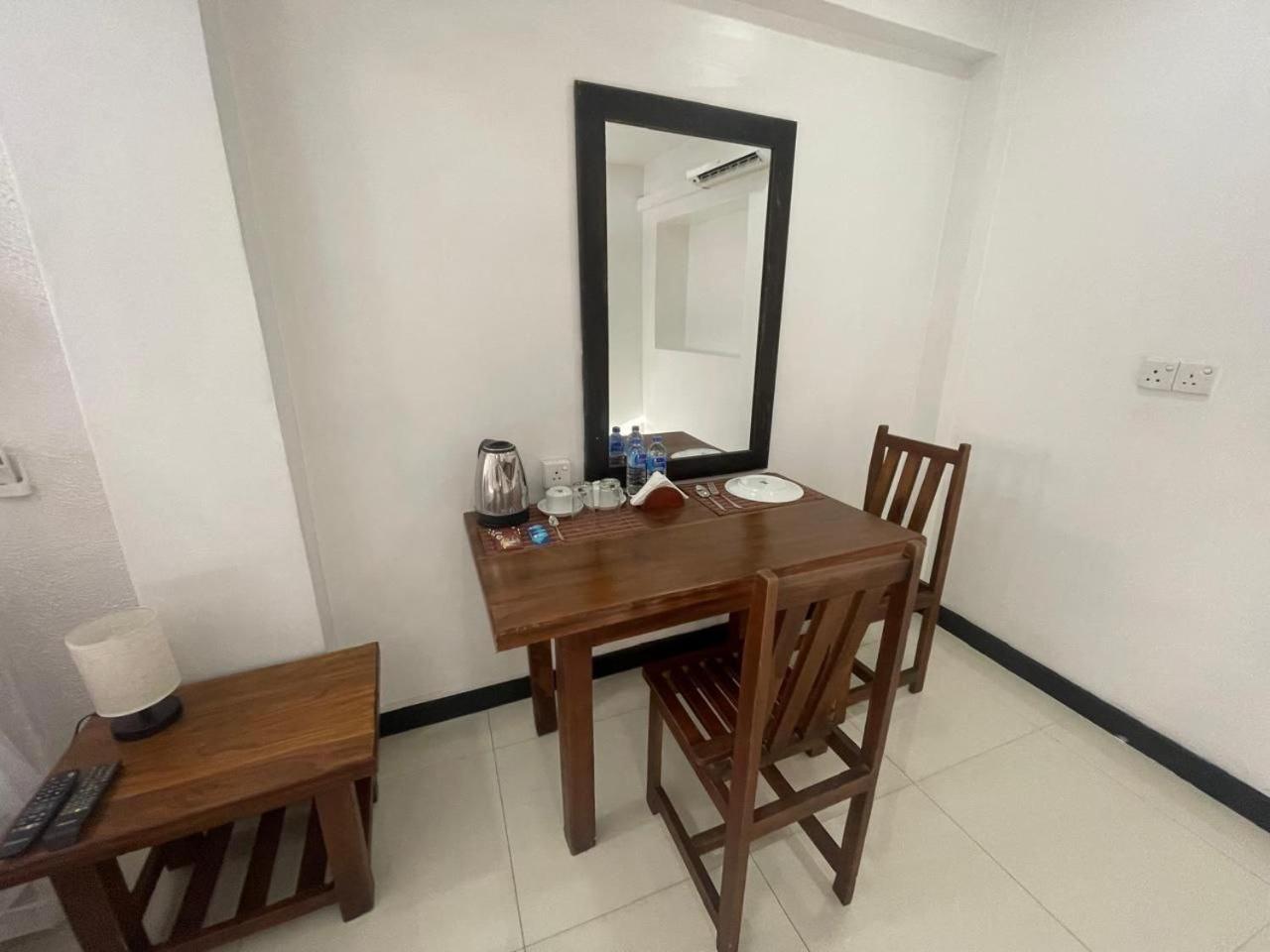 Rush City Hotel Kandy Bagian luar foto